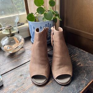 Lucky Brand Tan Ankle Booties Suede Minimalist Design